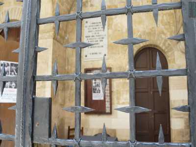 ...protette da una robusta cancellata in ferro battuto